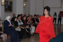 DEFİLE - Bosnalı Misafirler Yöresel Kıyafetler Defilesini İlgiyle İzledi