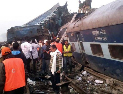 Hindistan'da tren faciası: 30 ölü