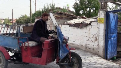 Hurda Toplayıp Hem Ailesine Hem De Sokak Kedilerine Bakıyor