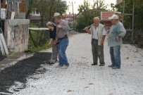 GÜMÜŞPINAR KÖYÜ - Muhtarlar Gününde Köyünün Yol İnşaatında Çalıştı