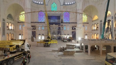 (Özel) Çamlıca Camii'ne Devasa Avizenin Yerleştirilmesi Drone İle Görüntülendi