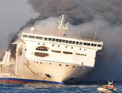 335 kişiyi taşıyan feribotta yangın çıktı