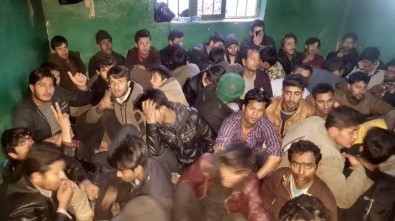 Ağrı'da Bir Eve Hapsedilmiş 250 Kaçak Göçmen Yakalandı, 10 Şüpheli Tutuklandı