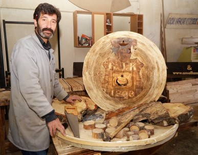 Ahşap Fuarında Demet Akalın'a Ahşaptan Beşiktaş Arması Hediye Edilecek