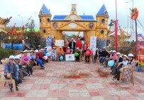 DÜNYA ÇOCUK GÜNÜ - Çocuklar Lunaparkta Gençlerle Eğlendi