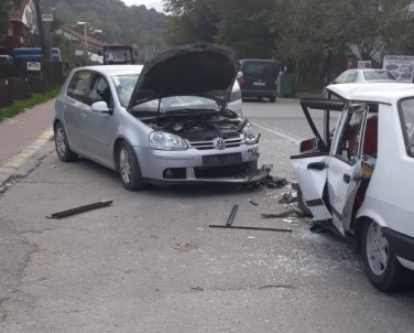 İki Otomobil Kafa Kafaya Çarpıştı Açıklaması 2 Yaralı