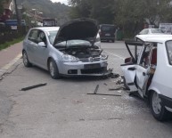 KUZULUK - İki Otomobil Kafa Kafaya Çarpıştı Açıklaması 2 Yaralı