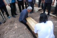 ÇOCUK AYAKKABISI - Kayıp Bayram'ın Kemikleri Tabutuyla Defnedildi