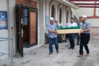 ÇOCUK AYAKKABISI - Minik Bayram'ın Kemik Parçaları Cenaze Töreni İçin Camiye Getirildi
