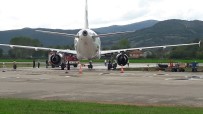 YOLCU UÇAĞI - Tekerleği Toprağa Saplanan Uçak 4 Saatlik Çalışmanın Ardından Kurtarıldı