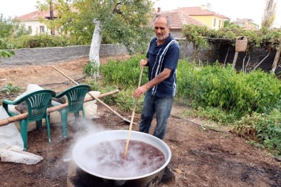 Yenifakılı'da Pekmez Kazanları Kaynıyor