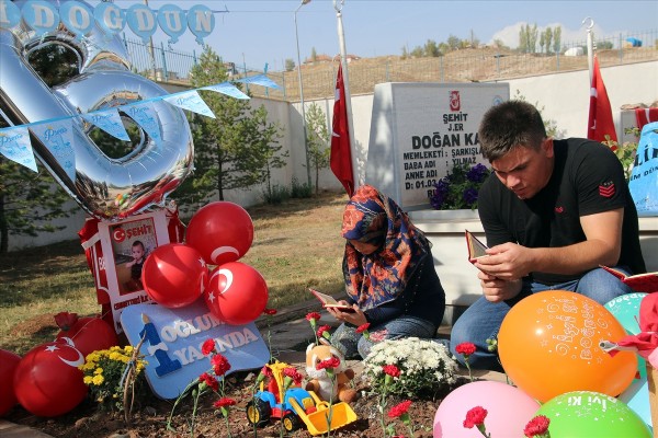 Şehit Bedirhan bebeğin mezarına ziyaretçi akını