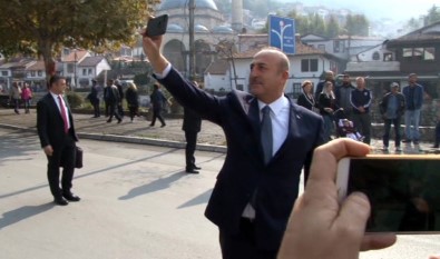 Bakan Çavuşoğlu Priştine'yi Gezerken Selfie Çekti