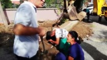 KÖPEK YAVRUSU - Beton Boru İçindeki Köpek Ve Yavruları Kurtarıldı
