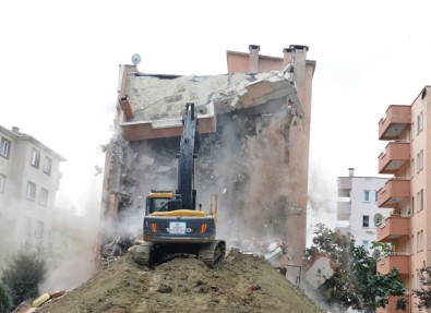 Bursa'da Hasarlı Apartman Yıkılıyor