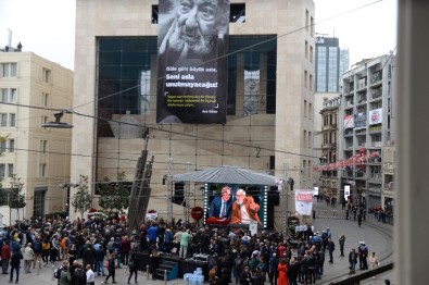 Fotoğraf Sanatçısı Ara Güler'in Sevenleri Galatasaray Meydanı'na Akın Etti