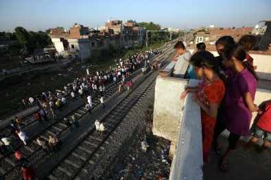 Hindistan'daki Tren Kazasında Ölü Sayısı 61'E Yükseldi