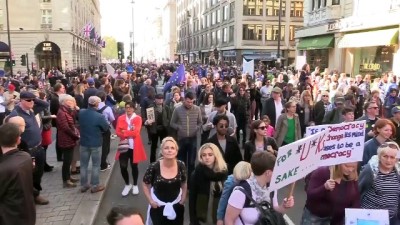 Londra'da binlerce kişi yürüdü