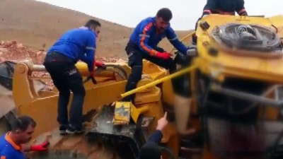 Elazığ'da Devrilen İş Makinesinin Operatörü Öldü