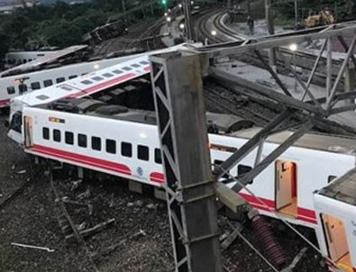 Tayvan'da yolcu treni raydan çıktı: 17 ölü