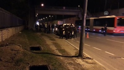 İzmir'de polis otomobili devrildi: 2 yaralı