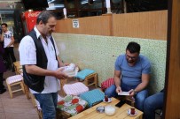 Rize'de Yazarlar Sokakta Kitap Dağıttı