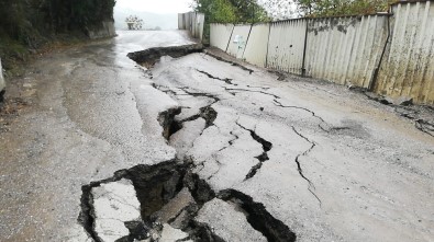 Zonguldak'ta Mahalle Yolu Çöktü