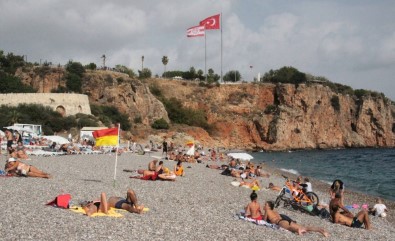 Antalya'da Deniz, Kum Ve Güneş Sezonu Kapanmadı