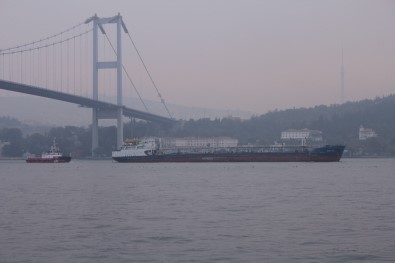 Arızalanan Gemi İstanbul Boğazı'nda Römorkörlerle Geçirildi