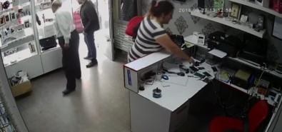 Müşteri Kılığında Girdiği Dükkandan Cep Telefonunu Böyle Çaldı