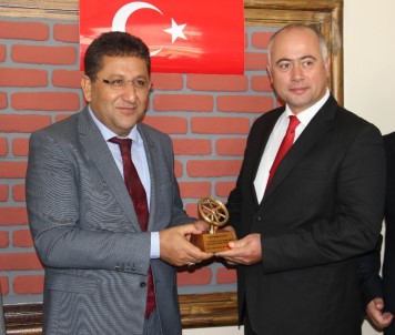 Aydın'da Ayın Şoförü Ödülünü İş-Kur Müdürü'nün Elinden Aldı