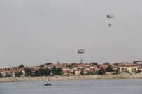 UÇUŞ GÖSTERİSİ - Beyşehir Gölü'nde Paraşütle Nefes Kesen Eğitim Tatbikatı