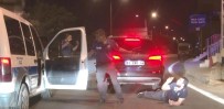ÖZDEMİR SABANCI - Polisten Kaçan Alkollü Ve Ehliyetsiz Sürücü Film Sahnelerini Aratmayan Kovalamaca Sonrasında Kıskıvrak Yakalandı