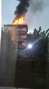 Sultanbeyli'de 4 Katlı Binanın Çatısı Alev Alev Yandı