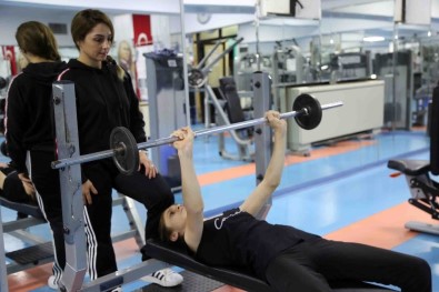 'Suriyeli Zeynep Emekleyerek Geldiği Spor Salonundan Yürüyerek Çıktı'