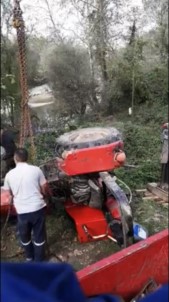 Sürücüsünün Kontrolünden Çıkan Traktör Sakarya Nehri'ne Devrildi Açıklaması 1 Ölü