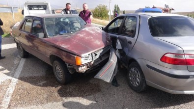 Aksaray'da İki Otomobil Çarpıştı Açıklaması 3'Ü Çocuk 9 Yaralı
