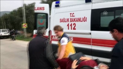 Bursa'da Otomobil İle Zeytin Yüklü Kamyonet Çarpıştı