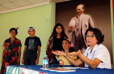 Doktorlar Ve Öğrenciler 'Akıllı İlaç Kullanımı' İçin Sahnede