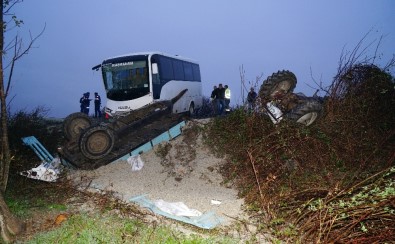 İşçileri Taşıyan Otobüs İle Küspe Yüklü Traktör Çarpıştı Açıklaması 12 Yaralı