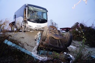İşçileri Taşıyan Otobüs Traktörle Çarpıştı Açıklaması 12 Yaralı