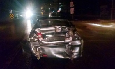 Kırmızı Işıkta Bekleyen Otomobile Minibüs Çarptı Açıklaması 2 Yaralı