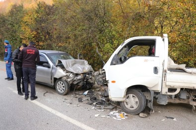Otomobille Kamyonet Çarpıştı Açıklaması 1 Ölü 6 Yaralı