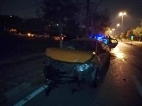 Ticari Taksi İle Otomobil Çarpıştı Açıklaması 2 Yaralı