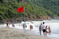 YAĞMURLU - Alanya'da Kırmızı Bayraklar Bile Turistleri Durduramadı