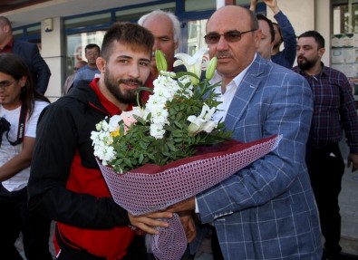 Dünya 3.'Sü Süleyman Atlı Memleketinde Coşkuyla Karşılandı