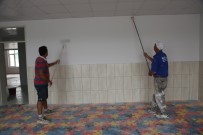 ÇEŞMELI - Erdemli Belediyesi'nden Okullara Badana Boya Hizmeti