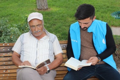 Erzincan'da Gençler Parkta Vatandaşlarla Kitap Okudu