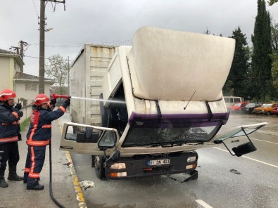 Sakarya'da Yağ Yüklü Kamyon Petrol Önünde Alev Aldı