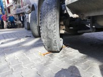 GAZI BULVARı - Ayağı Kırılan Yaşlı Adamın Bastonu Tekerleğin Altında Kaldı